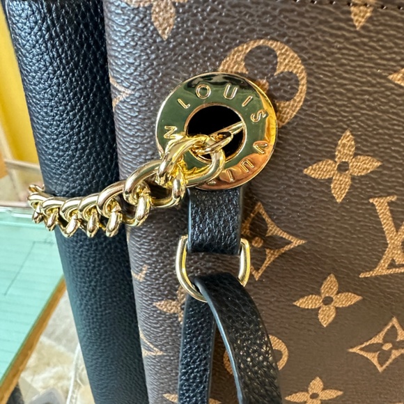Louis Vuitton - Picture 5 of 15